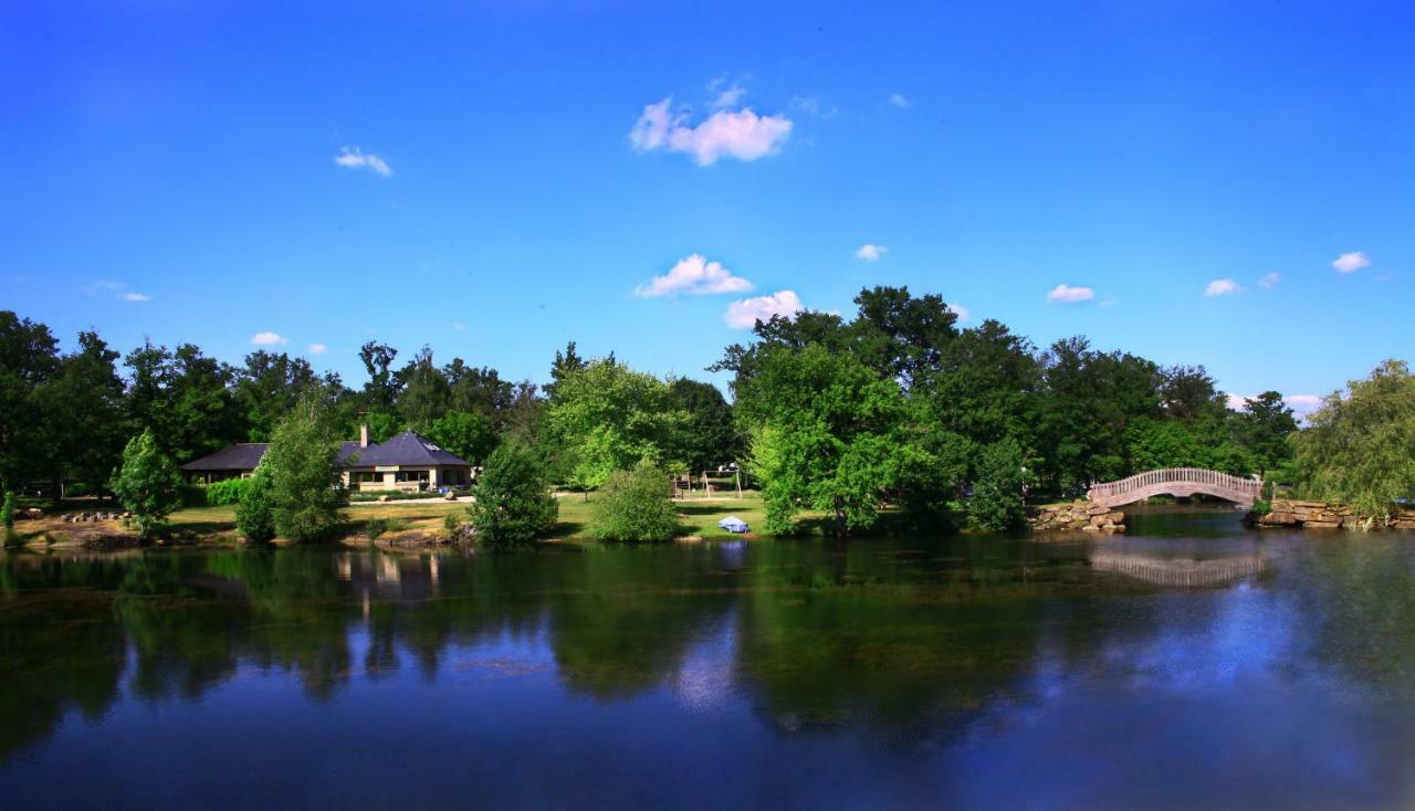 Camping Etang Du Camp Senergues 外观 照片